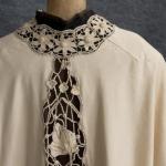 Летнее пальто из шерстяной ткани цвета слоновой кости, украшенное ирландским кружевом - кроше ручной работы.  