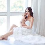 На фото Ксения Мальцева, которая 3 месяца назад стала мамой этого чудесного малыша Александра.  