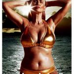 Море волнуется!  56-. Летняя модель для Sports Illustrated в бикини позирует.

